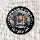 Alle Foto-Glückwünsche für Text-Abschluss, Schwarz Button<br><div class="desc">Sprechen Sie mit Glückwunsch und zeigen Sie Ihren Stolz auf den Absolvent mit coolen personalisierten Foto-Buttons / Abzeichen. (IMAGE PLACEMENT TIP: Eine einfache Möglichkeit, ein Foto genau so zu zentrieren, wie Sie es gewollt haben, ist es, es einzuschneiden, bevor Sie es auf die Zazzle-Website hochladen.) Der gesamte Text ist einfach...</div>
