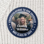 Alle Foto-Glückwünsche von Text-Abschluss Button<br><div class="desc">Sprechen Sie mit Glückwunsch und zeigen Sie Ihren Stolz auf den Absolvent mit coolen personalisierten Foto-Buttons / Abzeichen. (IMAGE PLACEMENT TIP: Eine einfache Möglichkeit, ein Foto genau so zu zentrieren, wie Sie es gewollt haben, ist es, es einzuschneiden, bevor Sie es auf die Zazzle-Website hochladen.) Der gesamte Text ist einfach...</div>