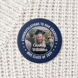 Alle Foto-Glückwünsche von Text-Abschluss Button<br><div class="desc">Sprechen Sie mit Glückwunsch und zeigen Sie Ihren Stolz auf den Absolvent mit coolen personalisierten Foto-Buttons / Abzeichen. (IMAGE PLACEMENT TIP: Eine einfache Möglichkeit, ein Foto genau so zu zentrieren, wie Sie es gewollt haben, ist es, es einzuschneiden, bevor Sie es auf die Zazzle-Website hochladen.) Der gesamte Text ist einfach...</div>