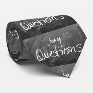Alle Fragen im Chalk Board Text Krawatte