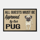 Alle Gäste müssen mit Mops, Dog Quotes Fußmatte (Vorderseite)