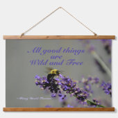 Alle guten Dinge Wilde und freie Hummellavender Wandteppich Mit Holzrahmen (Vorne)