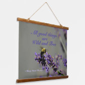 Alle guten Dinge Wilde und freie Hummellavender Wandteppich Mit Holzrahmen (Gewinkelt)
