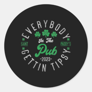Alle im Pub bekommen Tipsy 2023 St Patrick Runder Aufkleber