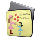 Alle Kinder brauchen Liebe: Hellgelb Laptopschutzhülle (Vorderseite Links)