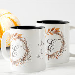 Alle Letter Modern Boho Folions Monogramm Fall Zweifarbige Tasse<br><div class="desc">In der hoteleigenen, saisonalen Tasse mit einem handbemalten Kranz aus Herbstblättern, Akkorden und warmem Blattwerk in Orange, Bordeaux und Braun genießen Sie die köstlichen Wasserfarben. Im Zentrum des Kranzes steht ein kalligraphischer Brief, den sich die Kunden mit den Anpassungswerkzeugen von Zazzle leicht ändern können. Ein passender, handgeschriebener Name fügt eine...</div>