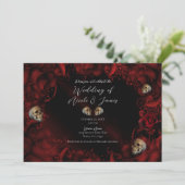 Alle Rote Rosen & Skulls Dark Floral Wedding Einladung (Stehend Vorderseite)