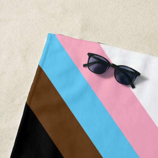 Alle sind willkommen hier (Progress-Pride-Flag) Strandtuch (Beispiel)