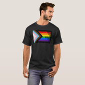 Alle sind willkommen hier (Progress-Pride-Flag) T-Shirt (Vorne ganz)