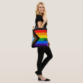 Alle sind willkommen hier (Progress-Pride-Flag) Tasche (Am Model)
