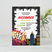 Alle Superhelden City Gebäude zum Geburtstag rufen Einladung (Stehend Vorderseite)
