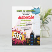 Alle Superhelden City Gebäude zum Geburtstag rufen Einladung (Stehend Vorderseite)