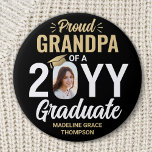 Alle Text- und Graduiertengold-Fotos Button<br><div class="desc">Zeigen Sie Ihren Stolz auf den Absolventen mit einem stilvollen personalisierten Foto-Abschluss-Button. (IMAGE PLACEMENT TIP: Eine einfache Möglichkeit, ein Foto genau so zu zentrieren, wie Sie es gewollt haben, ist es, es einzuschneiden, bevor Sie es auf die Zazzle-Website hochladen.) Das Bild und der gesamte Text auf dieser Vorlage sind einfach...</div>