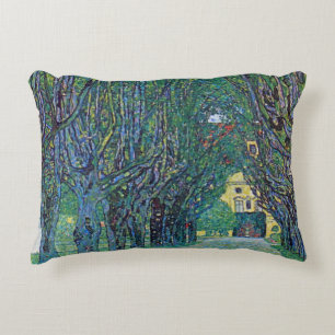Allee im Schloss Kammer Park von Gustav Klimt Zierkissen