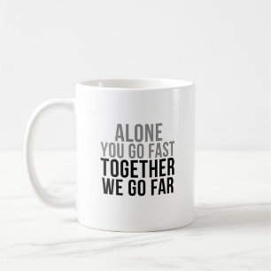 Allein gehen Sie schnell zusammen wir gehen weit Kaffeetasse