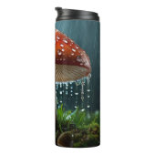 Allein Pilz in einem heftigen Regen Thermosbecher (Nach rechts gedreht)