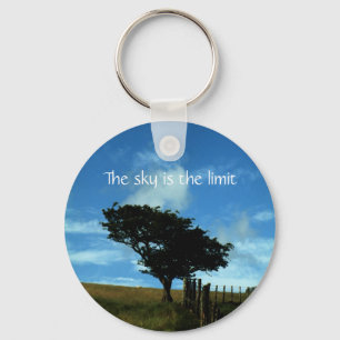 Alleiner Baum - der Himmel ist der Schlüsselanhänger