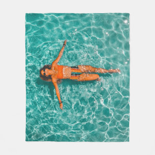Alleinschwimmen von Frauen im Wasser Fleecedecke