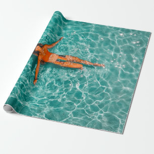 Alleinschwimmen von Frauen im Wasser Geschenkpapier