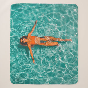 Alleinschwimmen von Frauen im Wasser Sherpadecke