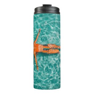 Alleinschwimmen von Frauen im Wasser Thermosbecher