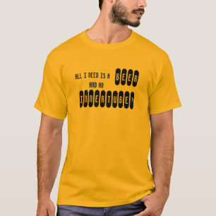 ALLER, DEN ICH BENÖTIGE, IST EIN BIER UND EIN T-Shirt