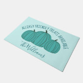 Allergie Friendly Trick oder Treat Aquamarin Pumpk Fußmatte (Schrägansicht)