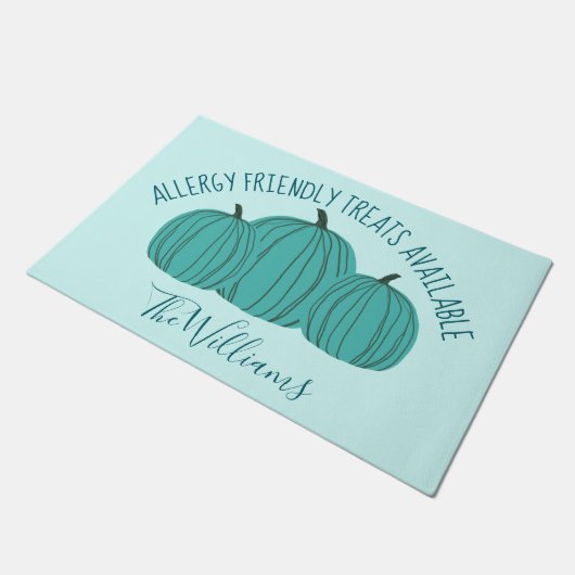 Allergie Friendly Trick oder Treat Aquamarin Pumpk Fußmatte (Schrägansicht)