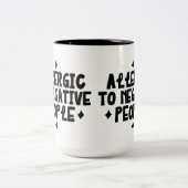 Allergie gegen negative Menschen Zweifarbige Tasse (Mittel)