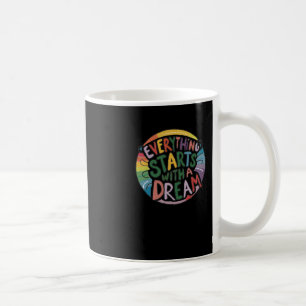 Alles fängt mit einem Traumaufkleber an Kaffeetasse