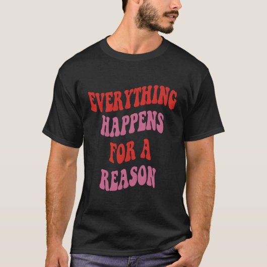 Alles geschieht aus einem Grund farbigen Text T-Shirt (Vorderseite)