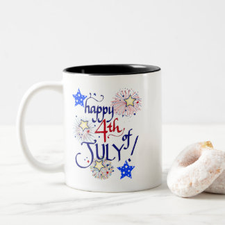 Alles Gute zum 4. Juli! mit Feuerwerk und Sternen Zweifarbige Tasse