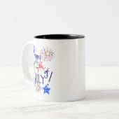 Alles Gute zum 4. Juli! mit Feuerwerk und Sternen Zweifarbige Tasse (Vorderseite Links)