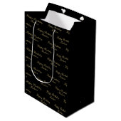 Alles Gute zum Geburtstag Skript Name Schwarz Gold Mittlere Geschenktüte (Vorderseite Schrägansicht)