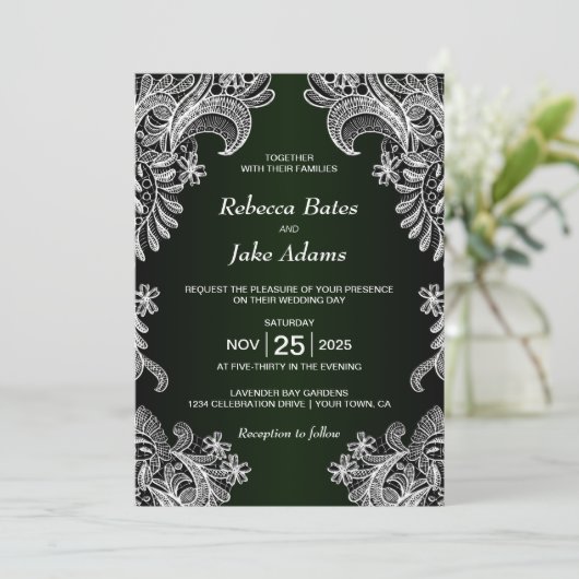 Alles in einem weißen Spitzen grüne Hochzeit Einladung (Stehend Vorderseite)