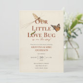 Alles in einer kleinen Liebe Bug Baby Dusche Einla Einladung (Stehend Vorderseite)