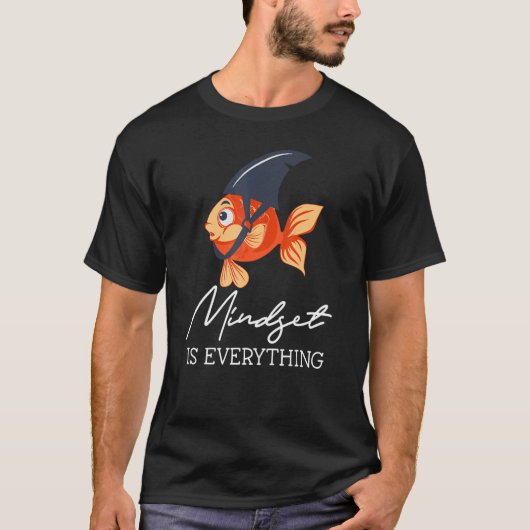 Alles ist Mindset Shark Fin Goldfish Motivation T-Shirt (Vorderseite)