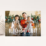 Alles ist nicht ruhig | Funny Holiday Foto Card Feiertagskarte<br><div class="desc">Zeigen Sie Ihr albernes Foto mit unserer lustigen All is Not Calm Urlaubsfotokarte. Die lustige Weihnachtskarte zeigt Ihr Foto mit "All is Not Calm" in einem weißen,  handgeschriebenen Overlay mit Ihrem Gruß und Namen unten. Die Rückseite weist ein rotes und weißes Schneeflockenmuster auf.</div>