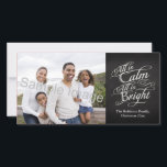 Alles ist ruhig, alles ist hell khalkboard Weihnac Feiertagskarte<br><div class="desc">Alles ist ruhig,  alles ist hell. Dunkle Holzkohle graue Kalkboard schwarze Bretter Hintergrund mit Kreide-Look extravagante Schrift geschrieben mit Worten aus dem berühmten Weihnachtskarol,  Silent Night. Ein hübsches und fühlendes Element,  das an die Schönheit und den Glanz der Saison erinnert!</div>