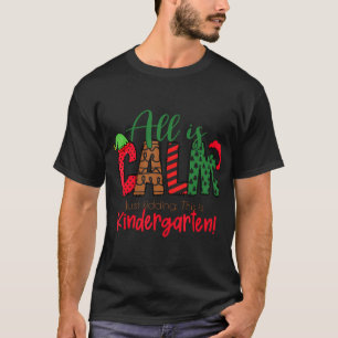 Alles ist ruhig, nur das ist der Kindergarten. T-Shirt