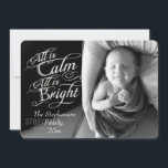 Alles ist ruhig und hell Overlay Weihnachts-Foto Feiertagskarte<br><div class="desc">Klassische, raffinierte Fotokarte ist elegant und ideal für Familie, Baby oder jeden! Alles ist ruhig, alles ist hell. Dunkle Holzkohle graue Kalkboard schwarze Bretter Hintergrund mit Kreide-Look extravagante Schrift geschrieben mit Worten aus dem berühmten Weihnachtskarol, Silent Night. Ein hübsches und fühlendes Element, das an die Schönheit und den Glanz der...</div>