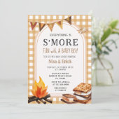 Alles ist S'more Fun Gingham Baby Dusche Einladung (Stehend Vorderseite)