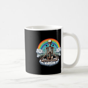 Alles ist Spaß Meditation Skelett mit Regenbogen Kaffeetasse