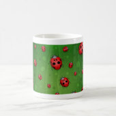 Alles ist von den Marienkäfern voll Kaffeetasse (Mittel)