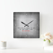 Alles kommt zu dir... zur grauen Textur Quadratische Wanduhr (Zuhause)