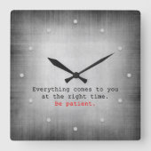 Alles kommt zu dir... zur grauen Textur Quadratische Wanduhr (Vorderseite)