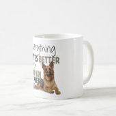 Alles schmeckt besser mit deutschem Schäferhair Kaffeetasse (VorderseiteRechts)