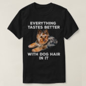 Alles schmeckt besser mit Hundehaar in der Sonne T-Shirt (Design vorne)
