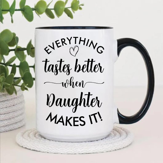 Alles schmeckt besser, wenn die Tochter es schafft Zweifarbige Tasse