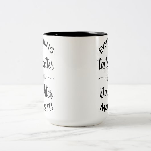 Alles schmeckt besser, wenn die Tochter es schafft Zweifarbige Tasse (Mittel)